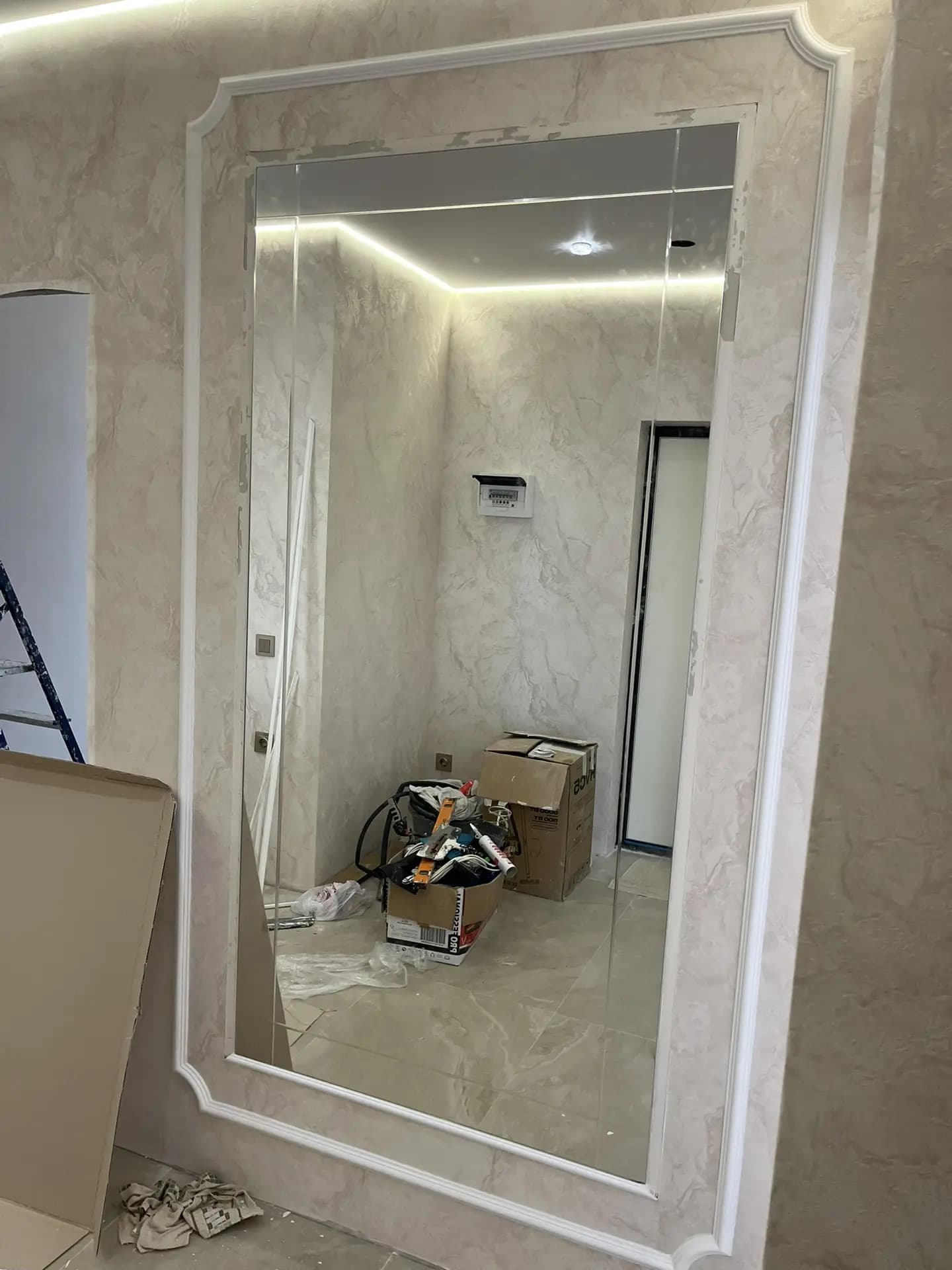 Крупное зеркало во всю стену прихожей